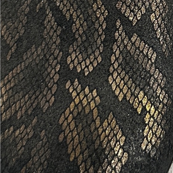 Sz. 36 Dansko Olivia black/gold snake print loafers, comfort, walking, slip-on - Picture 2 of 13